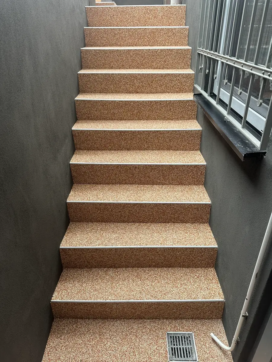 Kellertreppe mit Steinteppich – Zustand nachher