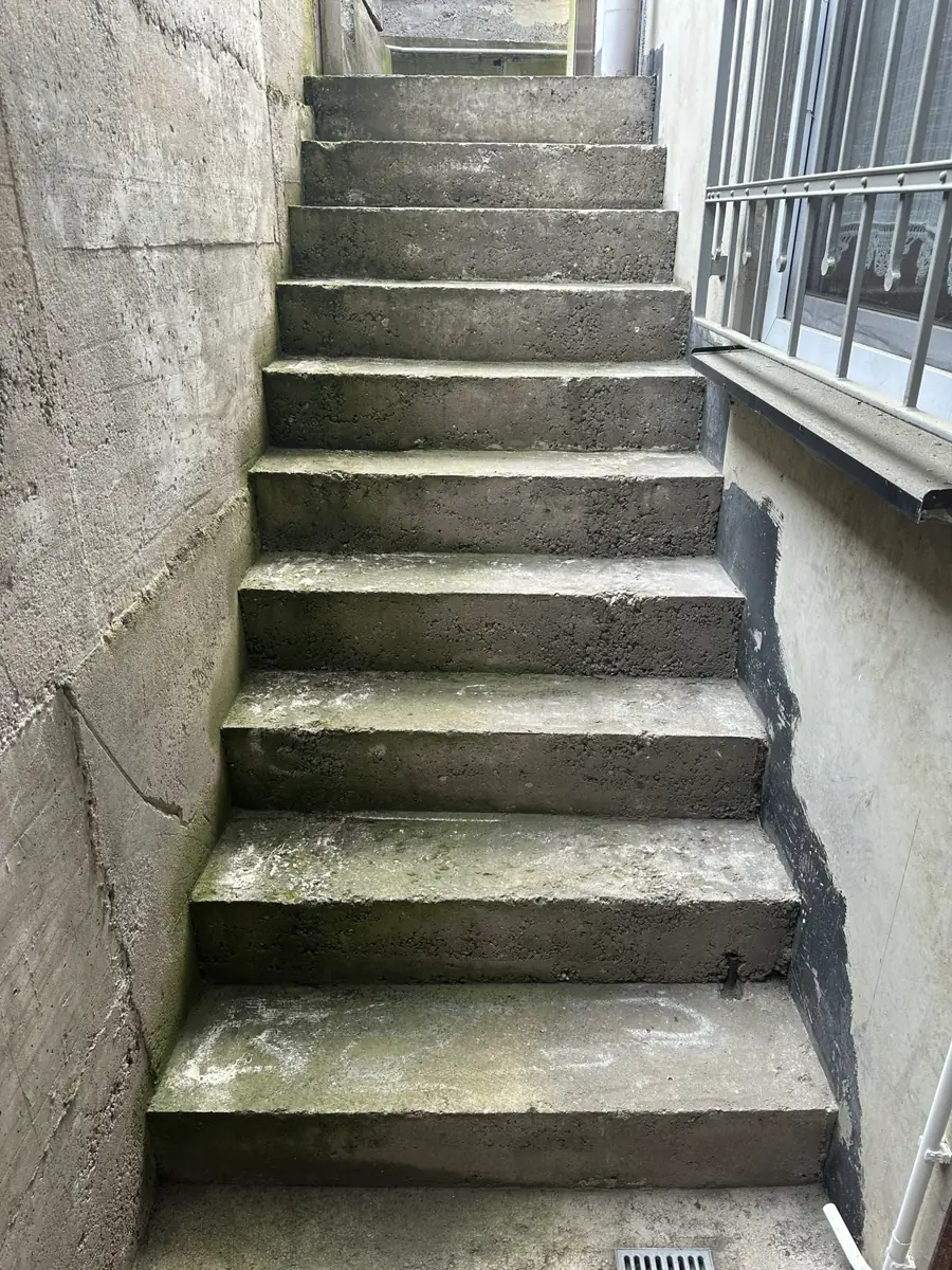Kellertreppe mit Steinteppich – Zustand vorher