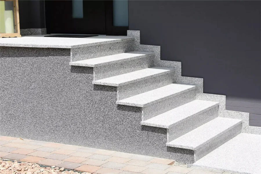 Treppe mit verlegtem Steinteppich