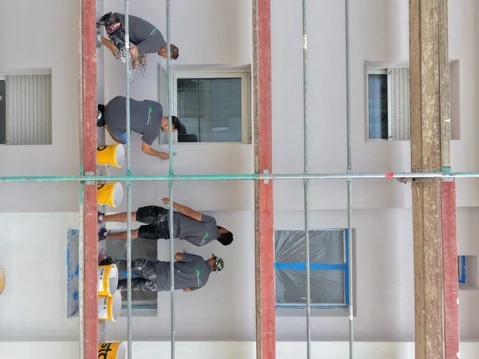 Team von Schweitzer Bausanierung bei Fassadenarbeiten am Gerüst